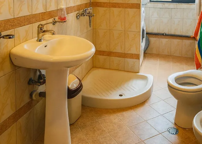 Center 5 - Ruby Nest Tiran